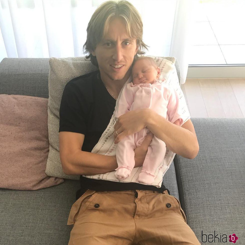 Luka Modric presentando a su hija Sofia dos semanas después de su nacimiento