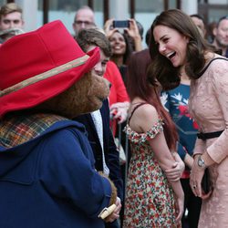 Kate Middleton ríe divertida junto al oso Paddington