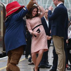 Kate Middleton bailando con el oso Paddington frente a los Príncipes Guillermo y Harry