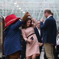 Kate Middleton bailando con el oso Paddington frente a los Príncipes Guillermo y Harry