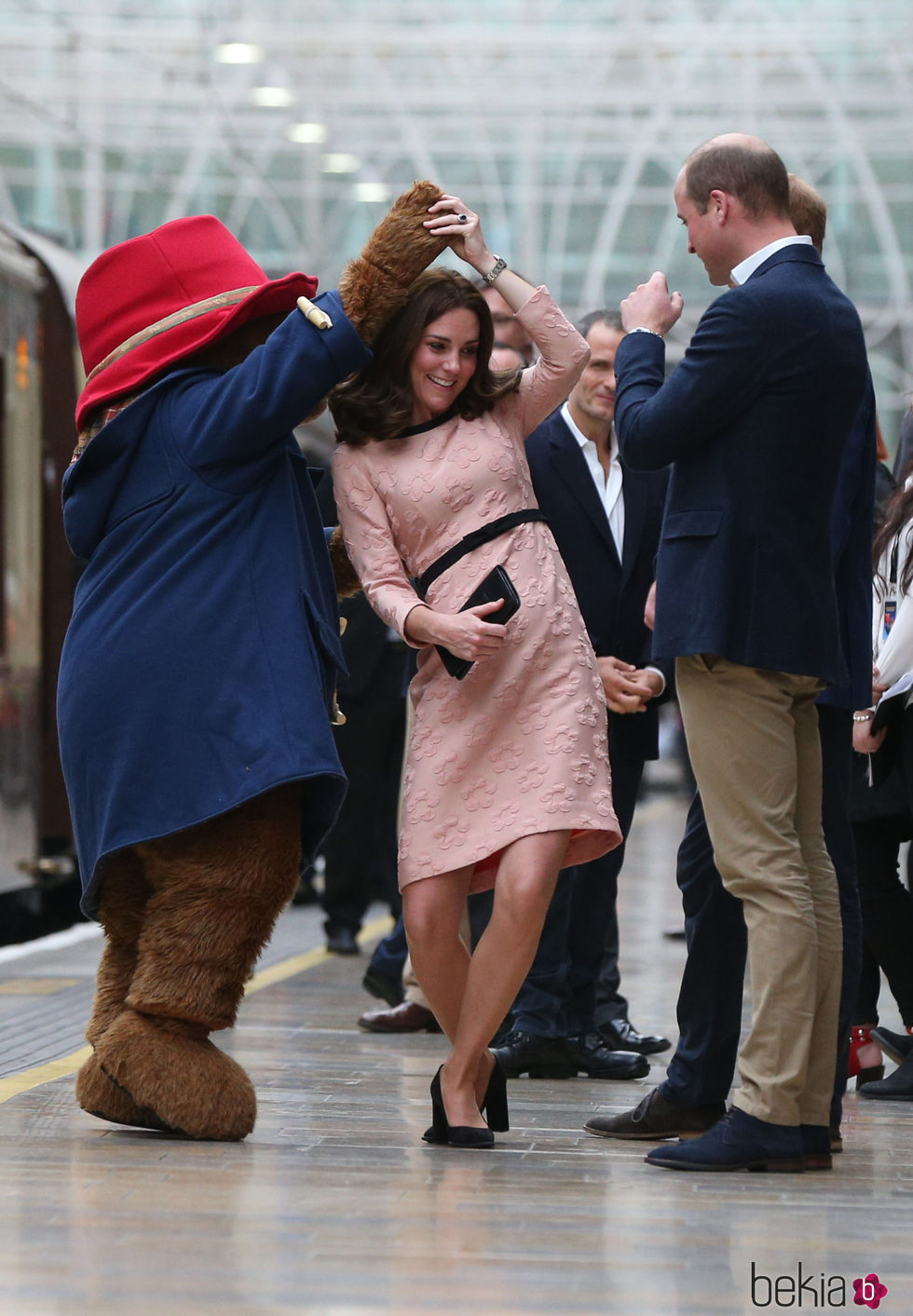 Kate Middleton bailando con el oso Paddington frente a los Príncipes Guillermo y Harry