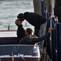 Scott Disick y Sofia Richie montan en barca en Venecia