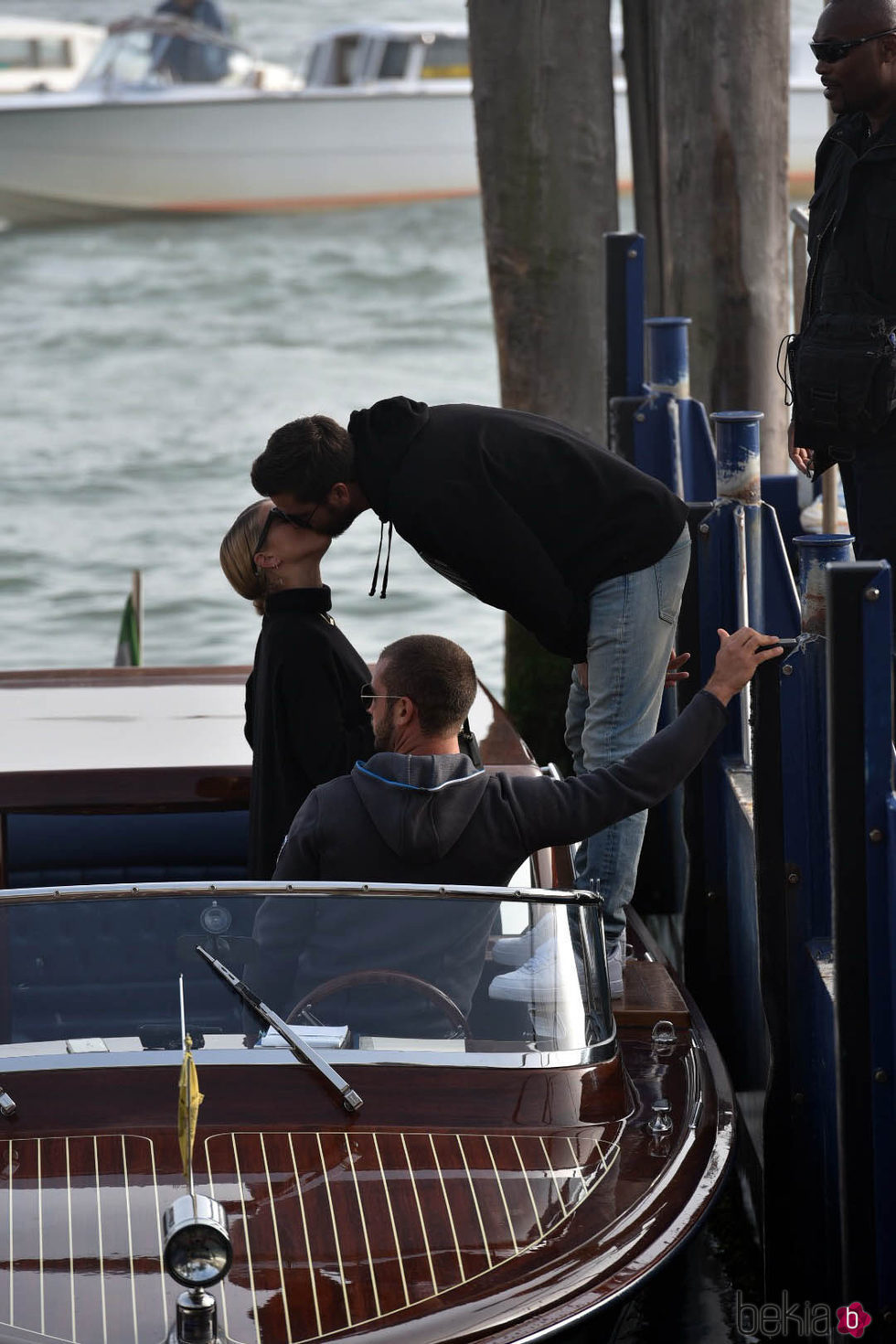 Scott Disick y Sofia Richie montan en barca en Venecia