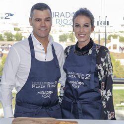 Fonsi Nieto y Marta Castro, muy felices en una inauguración en Madrid
