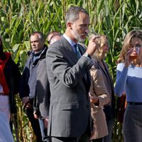 Los Reyes Felipe y Letizia degustando una sidra de Poreñu, Pueblo Ejemplar de Asturias 2017
