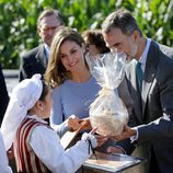 Los Reyes Felipe y Letizia recibiendo un regalo en Poreñu, Pueblo Ejemplar de Asturias 2017