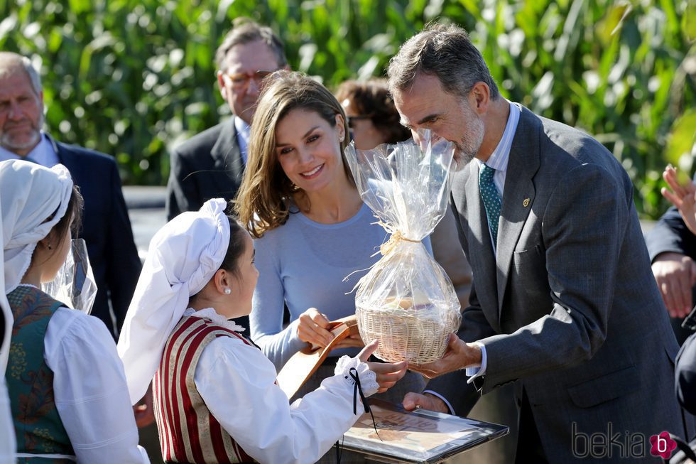 Los Reyes Felipe y Letizia recibiendo un regalo en Poreñu, Pueblo Ejemplar de Asturias 2017