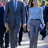 Los Reyes Felipe y Letizia paseando por Poreñu, Pueblo Ejemplar de Asturias 2017