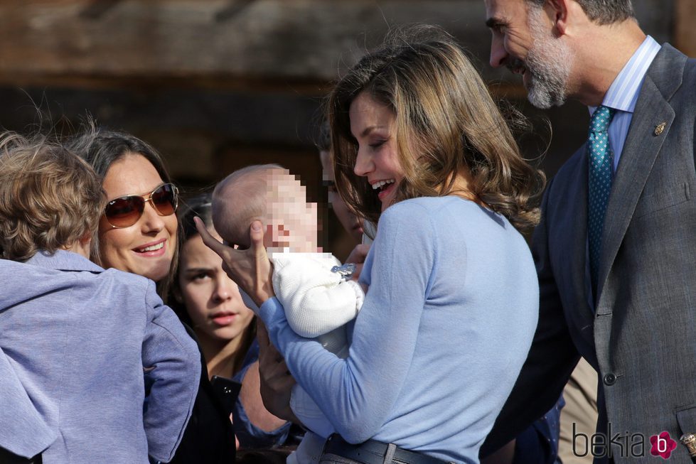 La Reina Letizia muy cariñosa con un bebé de Poreñu, Pueblo Ejemplar de Asturias 2017