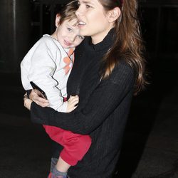 Carlota Casiraghi lleva en brazos a su hijo Raphaël en el aeropuerto de Los Angeles