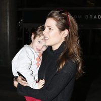 Carlota Casiraghi lleva en brazos a su hijo Raphaël en el aeropuerto de Los Angeles