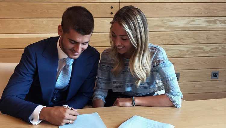 Álvaro Morata firmando su contrato con el Chelsea junto a Alice Campello