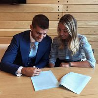 Álvaro Morata firmando su contrato con el Chelsea junto a Alice Campello