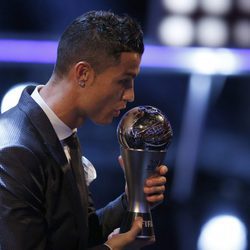 Cristiano Ronaldo con su trofeo The Best Fifa 2017