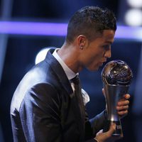 Cristiano Ronaldo con su trofeo The Best Fifa 2017