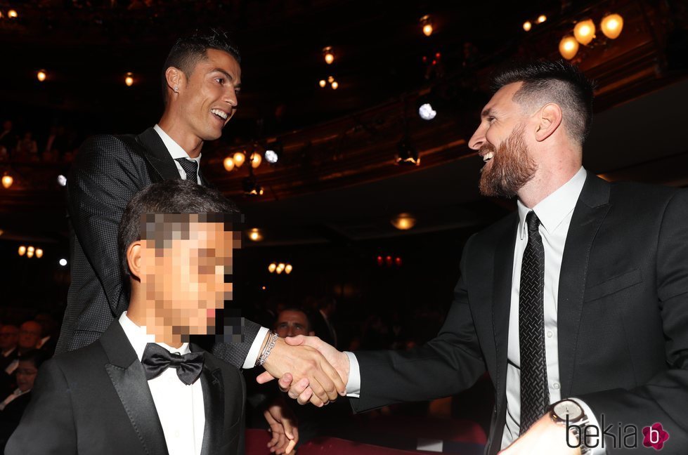 Leo Messi felicitando a Cristiano Ronaldo en la gala de los Premios The Best Fifa 2017