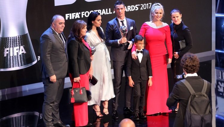 Cristiano Ronaldo con toda su familia en gala de los Premios The Best Fifa 2017
