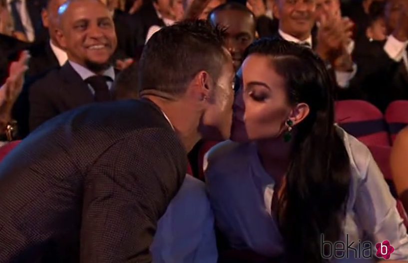 Cristiano Ronaldo besando a Georgina Rodríguez en gala de los Premios The Best Fifa 2017