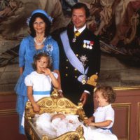 Magdalena de Suecia en su bautizo con los Reyes de Suecia y sus hermanos Victoria y Carlos Felipe
