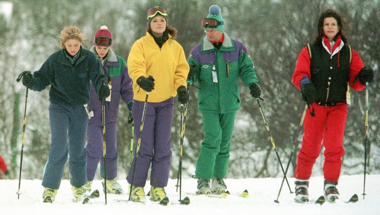 Los Reyes de Suecia esquiando junto a sus hijos Victoria, Carlos Felipe y Magdalena de Suecia
