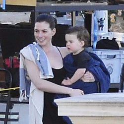 Anne Hathaway en Mallorca junto a su hijo en el rodaje de su próxima película