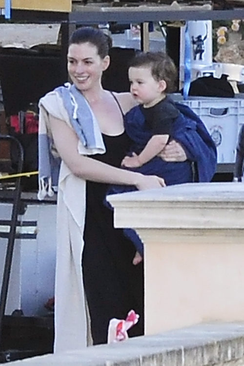 Anne Hathaway en Mallorca junto a su hijo en el rodaje de su próxima película