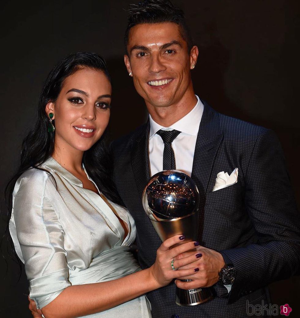 Cristiano Ronaldo con Georgina Rodríguez y su premio The Best Fifa 2017