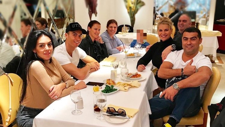 Cristiano Ronaldo con Georgina Rodríguez y toda su familia de comida
