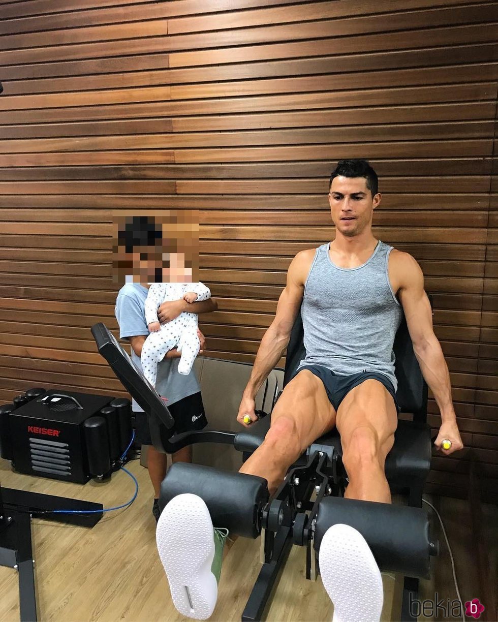 Cristiano Ronaldo entrenando al lado de Cristiano Ronaldo Junior y Mateo