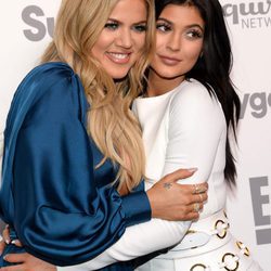 Khloe Kardashian y Kylie Jenner muy abrazadas durante una fiesta de NBC