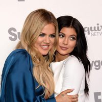 Khloe Kardashian y Kylie Jenner muy abrazadas durante una fiesta de NBC