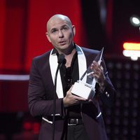 Pitbull con su premio en los Latin American Music Awards 2017