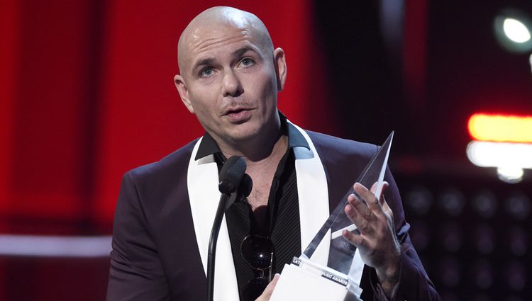 Pitbull con su premio en los Latin American Music Awards 2017