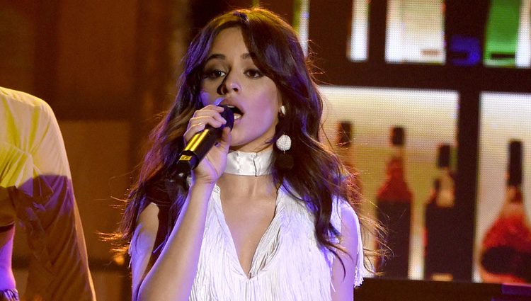 Camila Cabello actuando en los Latin American Music Awards 2017