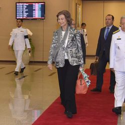 La Reina Sofía a su llegada a Bangkok para el funeral de Bhumibol de Tailandia