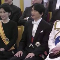 El Duque de York junto a Akishino y Kiko de Japón en el funeral de Bhumibol de Tailandia