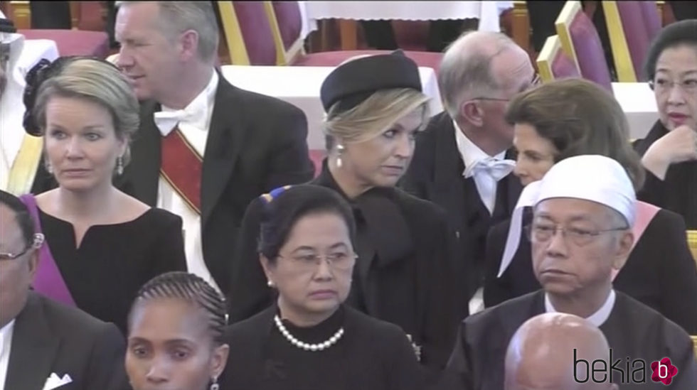 Matilde de Bélgica, Máxima de Holanda y Silvia de Suecia en el funeral de Bhumibol de Tailandia