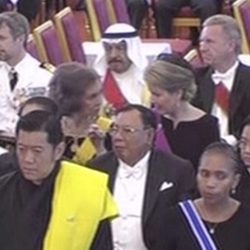La Reina Sofía y Matilde de Bélgica hablando en el funeral de Bhumibol de Tailandia