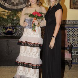 Gloria Camila recibiendo el Premio Escaparate en honor a su madre