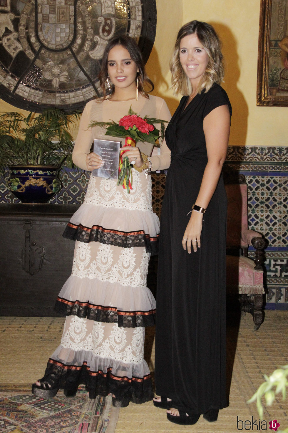 Gloria Camila recibiendo el Premio Escaparate en honor a su madre