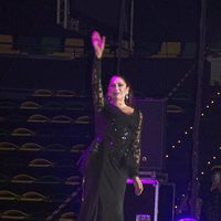 Isabel Pantoja saludando al público durante su concierto en Bilbao