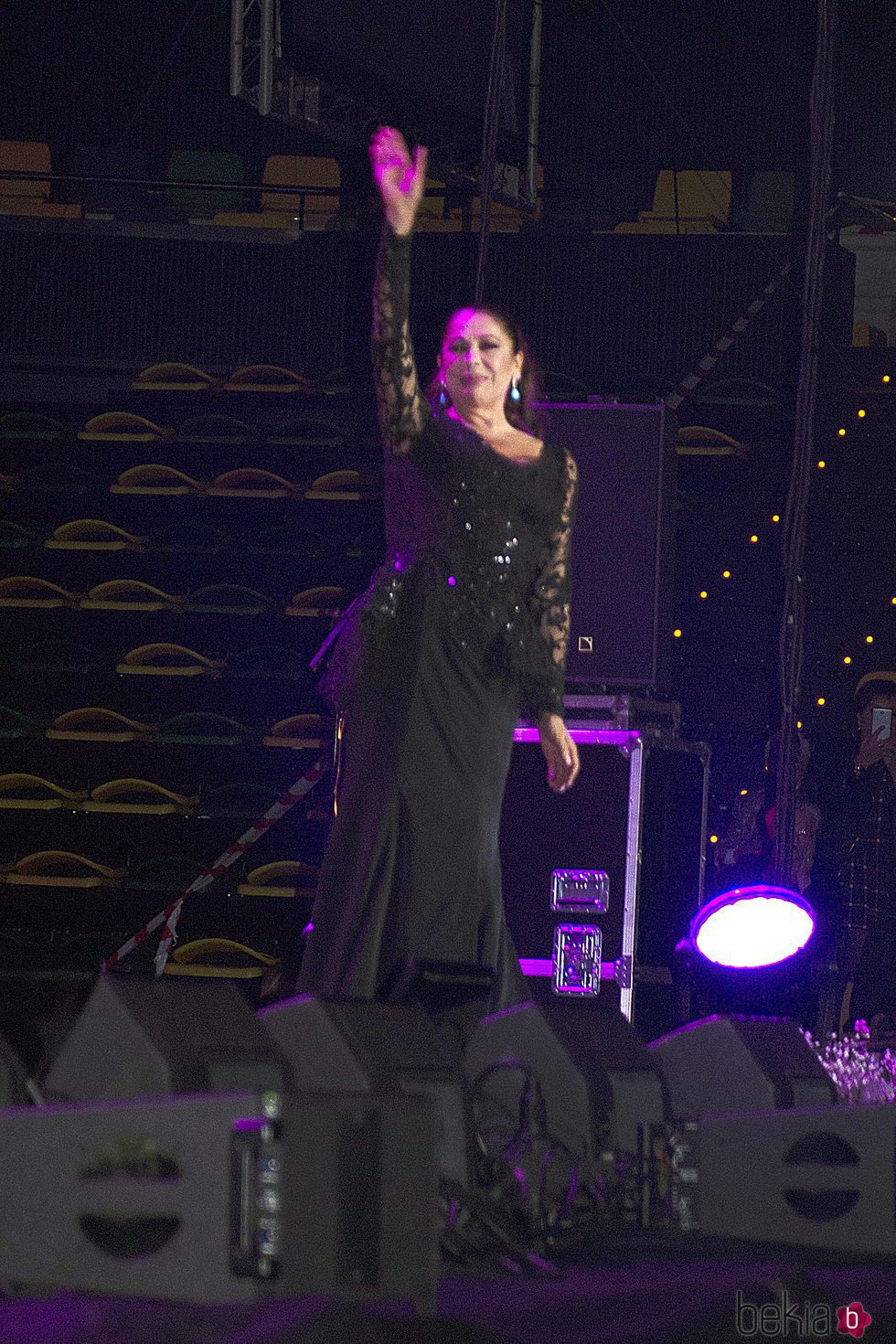 Isabel Pantoja saludando al público durante su concierto en Bilbao