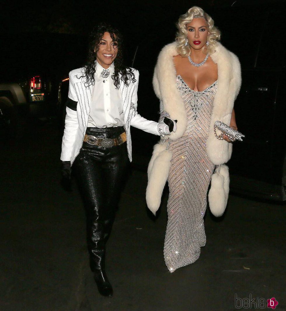 Kim Kardashian y Kourtney Kardashian en Halloween 2017