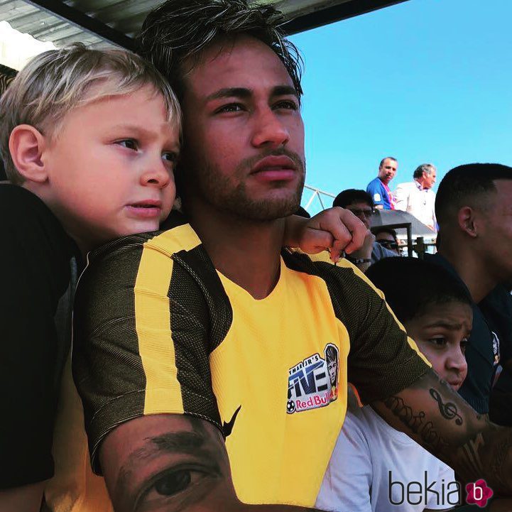Neymar y su hijo David Lucca viendo un partido de fútbol
