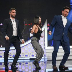 Becky G bailando entre Roberto Leal y David Bustamante en OT 2017