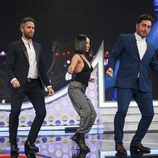 Becky G bailando entre Roberto Leal y David Bustamante en OT 2017
