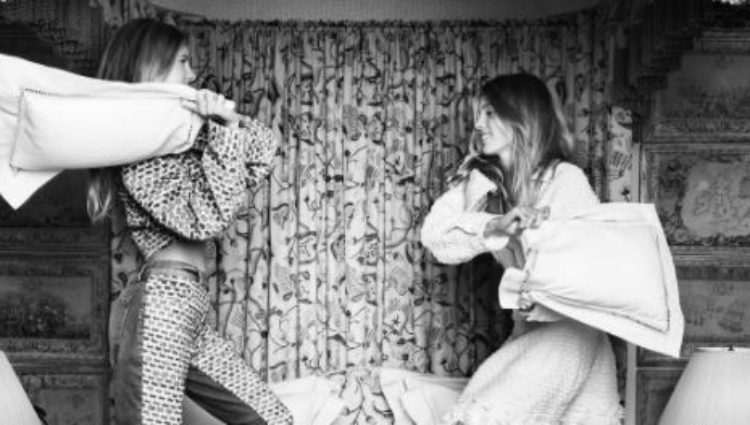 Victoria y Cristina Iglesias en plena guerra de almohadas
