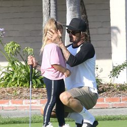 David Beckham consuela a su hija Harper