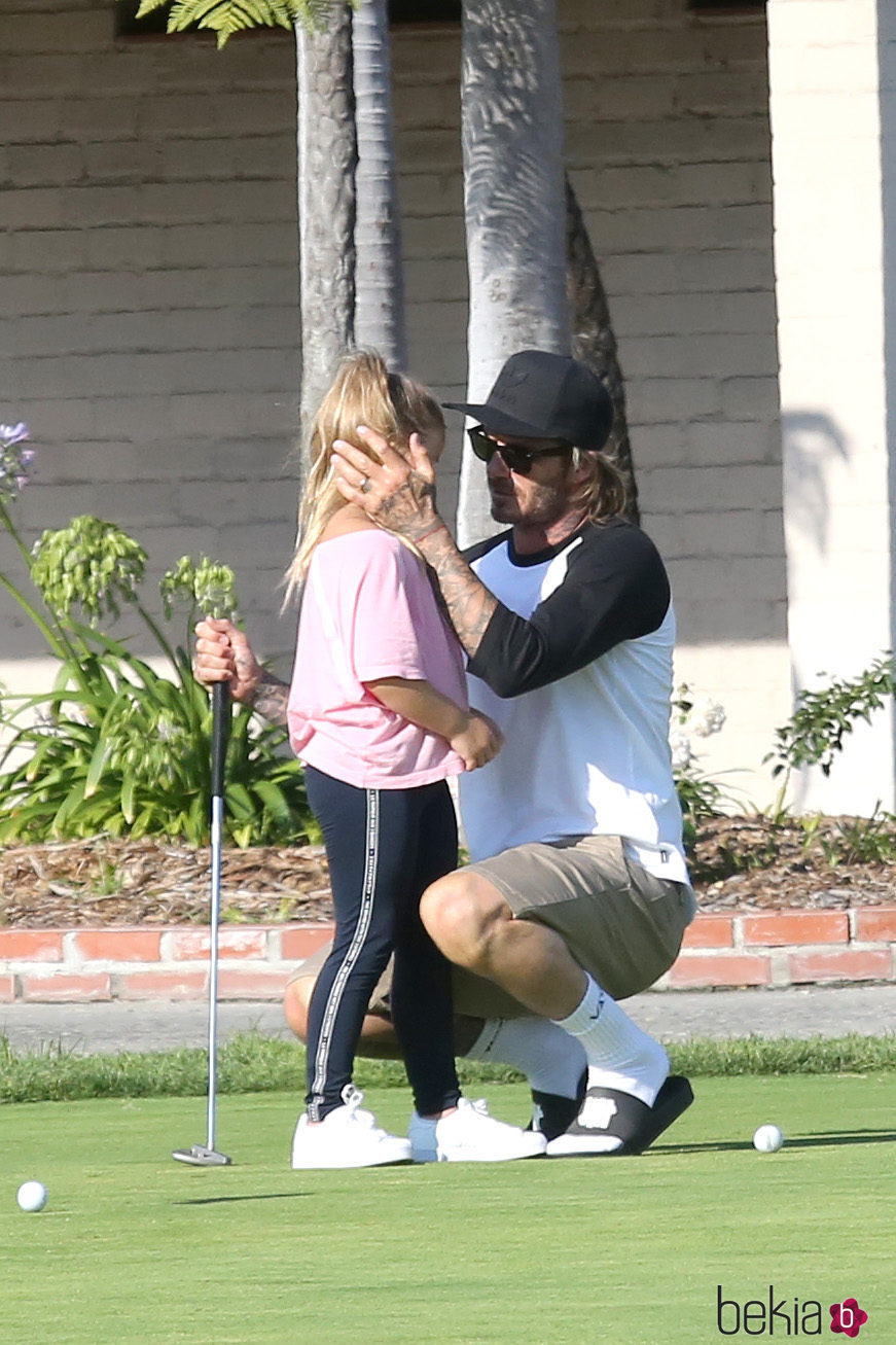David Beckham consuela a su hija Harper