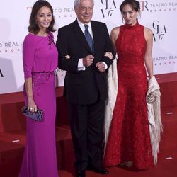 Isabel Preysler, Mario Vargas Llosa y Tamara Falcó acudiendo a la ópera